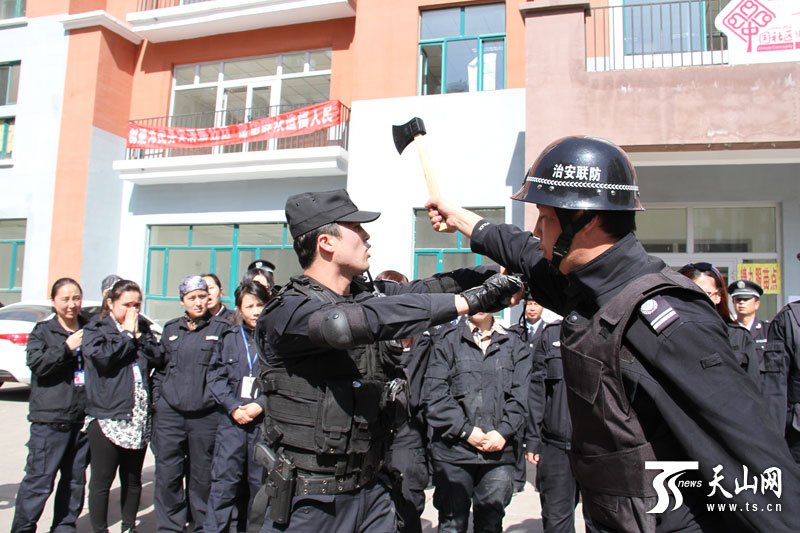 乌鲁木齐特警演练社区防暴 制服持斧歹徒