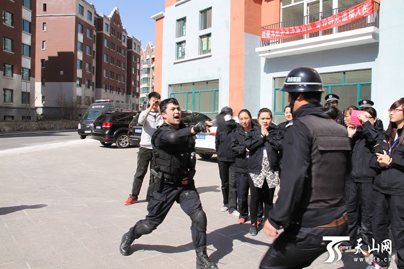 乌鲁木齐特警演练社区防暴 制服持斧歹徒