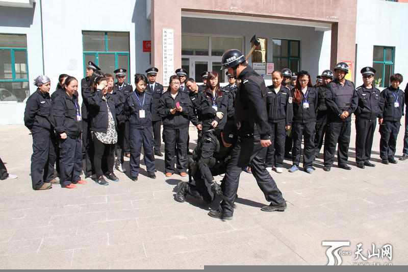 乌鲁木齐特警演练社区防暴 制服持斧歹徒