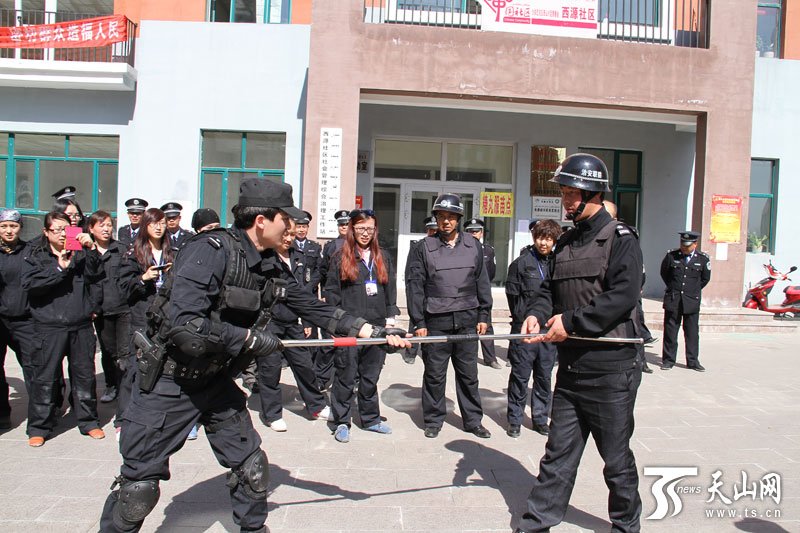 乌鲁木齐特警演练社区防暴 制服持斧歹徒