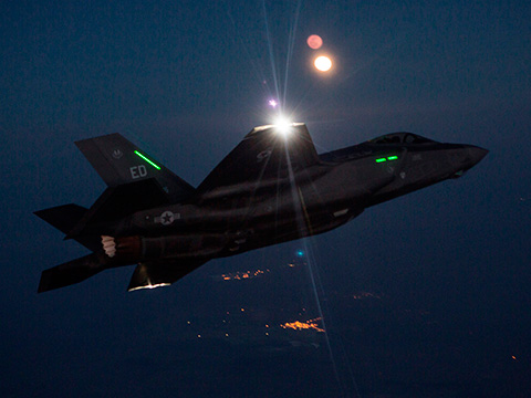 美国空军进行f35首次夜间飞行