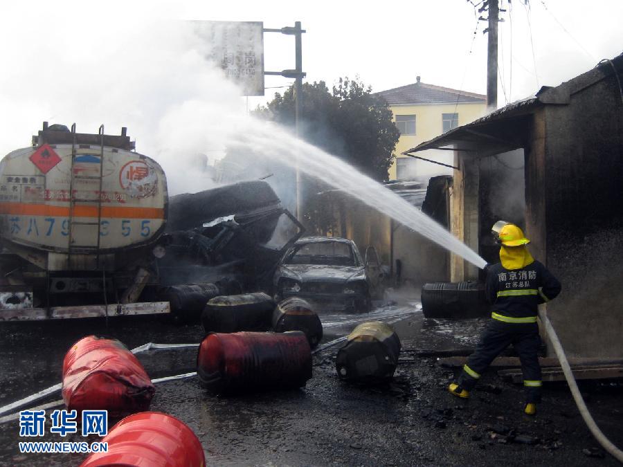 南京兩輛貨車相撞引發大火 致4人死亡