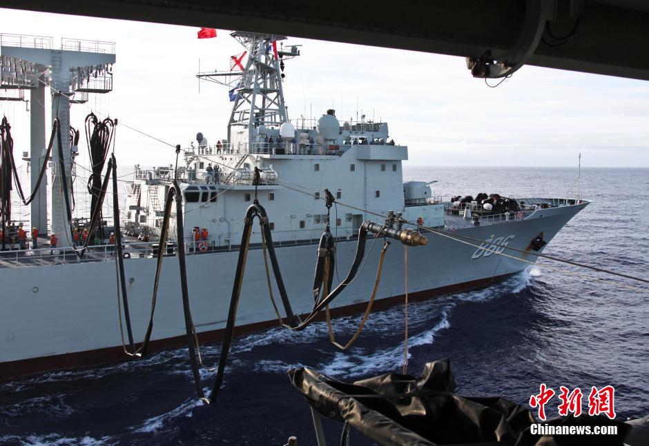 海军井冈山舰编队第二轮海上补给 为后续搜索提供保障