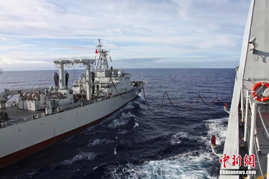 海军井冈山舰编队第二轮海上补给 为后续搜索提供保障
