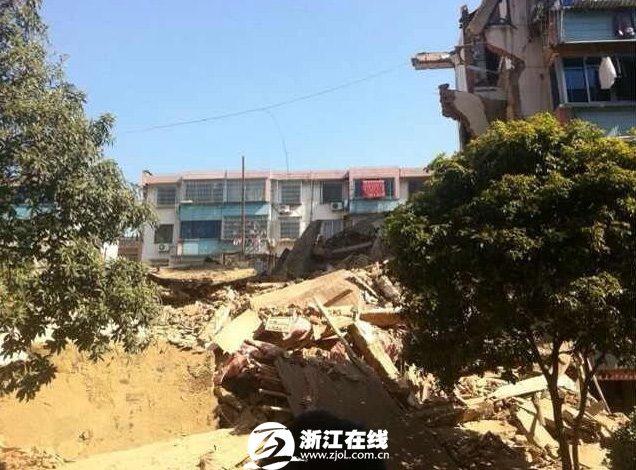浙江奉化一幢5层居民楼倒塌 已救出3人