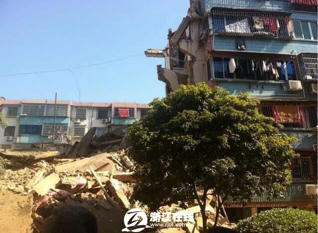 浙江奉化一幢5層居民樓倒塌 已救出3人