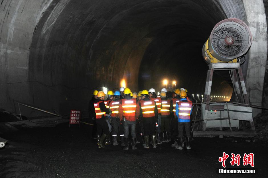 吉林隧道塌方被困12人仍失联 救援连夜进行