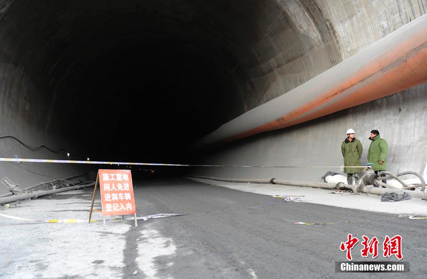 吉林隧道塌方被困12人仍失聯 救援連夜進行