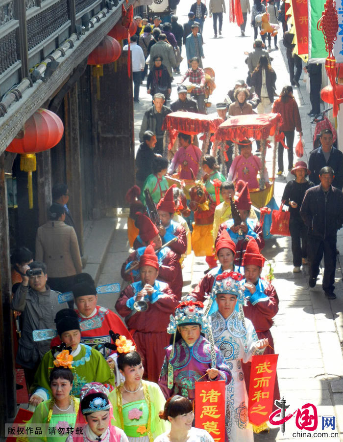 4月4日，一群民间艺人在苏州市山塘古街上进行清明出会。中国网图片库 王建康摄