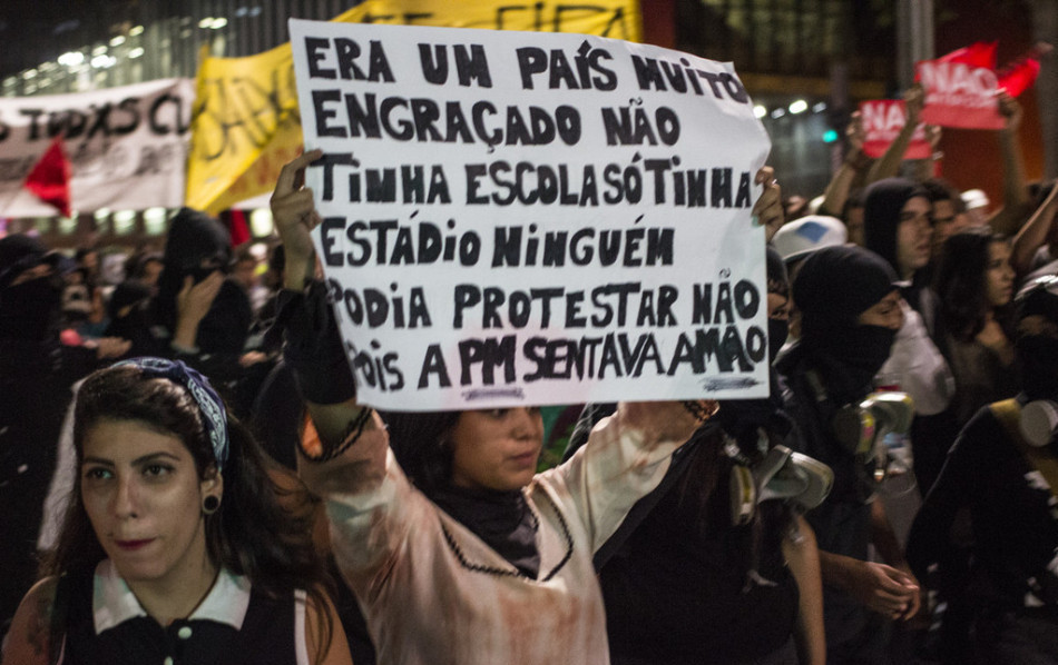 巴西群眾夜間集體示威反對世界盃[組圖]