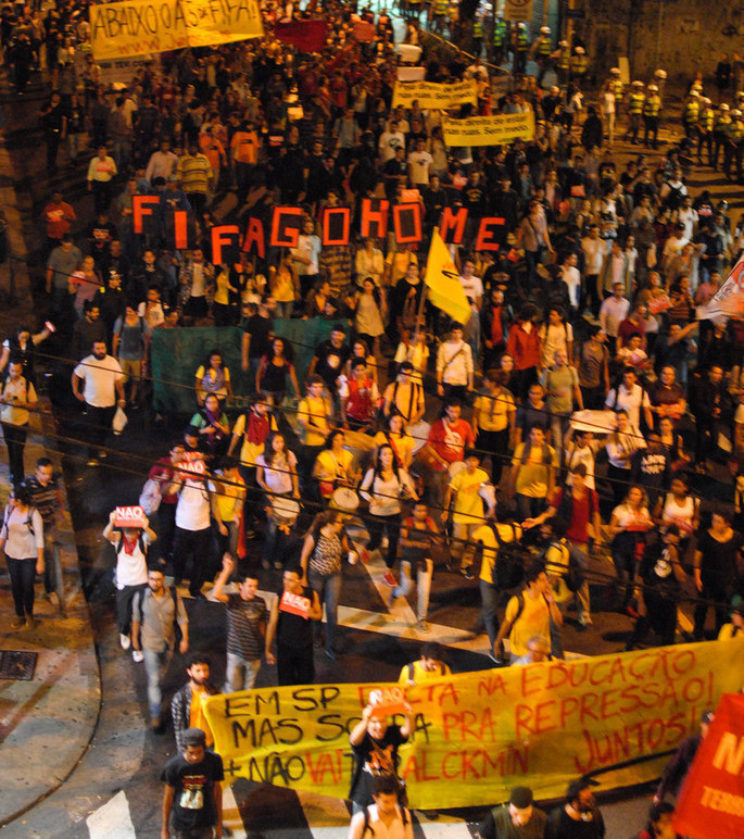 巴西群眾夜間集體示威反對世界盃[組圖]