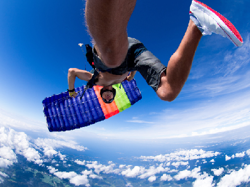 最小降落伞跳伞纪录在迪拜诞生