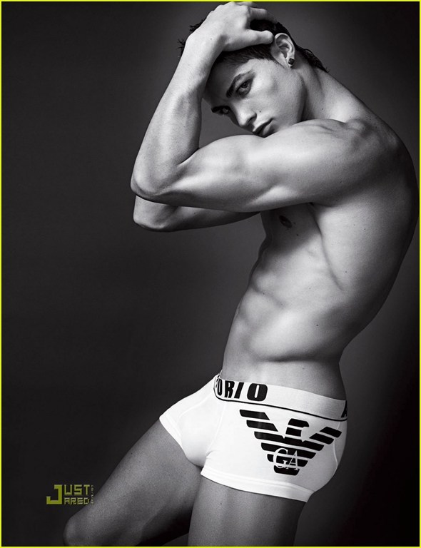 组图:为<em>内裤</em>代言!C罗小贝领衔足坛半裸<em>男模</em>_体