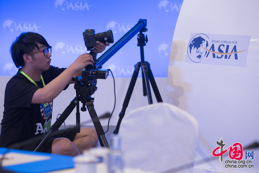 4月8日，摄影师在工作。2014年博鳌亚洲论坛于8日至11日在海南博鳌举行