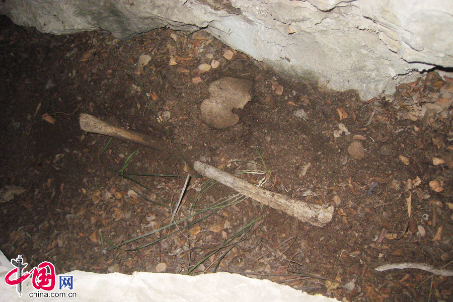 4月2日，发现在巨石缝掩埋了75年的抗日将士遗骨。