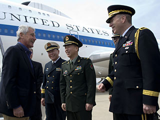 美国防部长访华参观辽宁舰