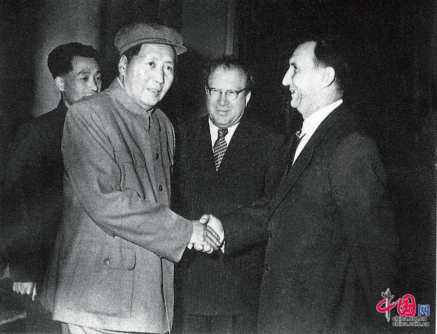 毛泽东会见时任中央人民政府政务院经济总顾问和苏联来华专家组总负责人的阿尔希波夫（右一）