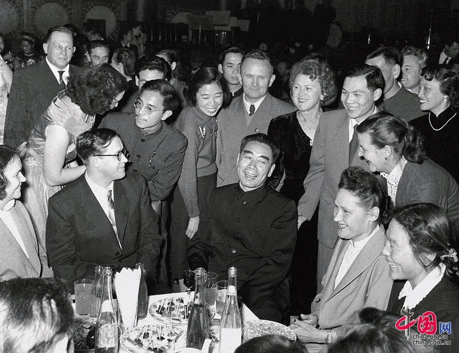 1957 年11 月8 日，國務院外國專家局舉行盛大招待會，周恩來與蘇聯專家及其夫人們親切交談。
