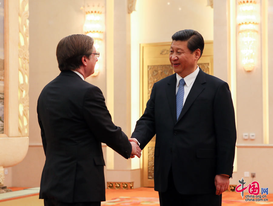 2012年12月5日，習近平總書記與北京大學國際法學院院長、美國康奈爾大學前任校長傑弗裏•雷蒙親切握手。