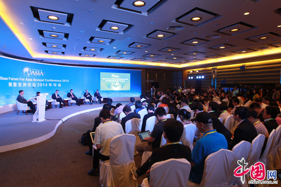  2014年4月8日，博鳌亚洲论坛2014年年会举行“小微金融：亚洲的创新与实践”分论坛，与会嘉宾就小微企业的制度环境、综合金融服务等话题展开讨论。图为会议现场。 中国网记者 孙磊摄影