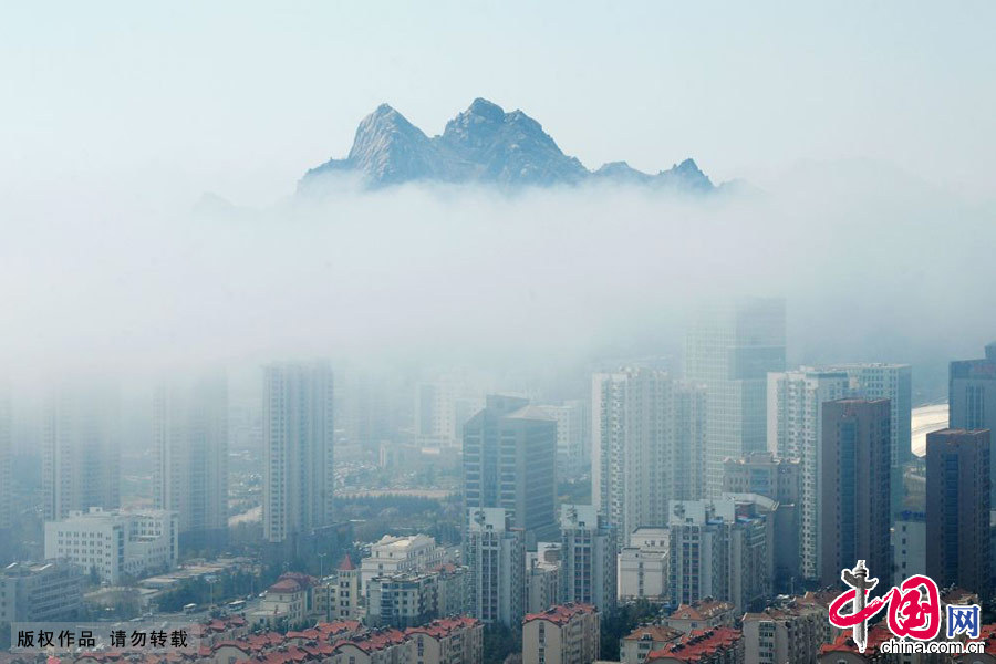 2014年4月8日，平流霧由海邊湧來，嶗山區景色如幻。中國網圖片庫 王海濱攝影