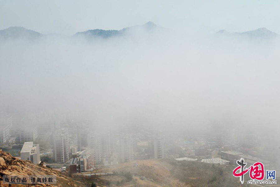 2014年4月8日，平流霧由海邊湧來，嶗山區景色如幻。中國網圖片庫 王海濱攝影