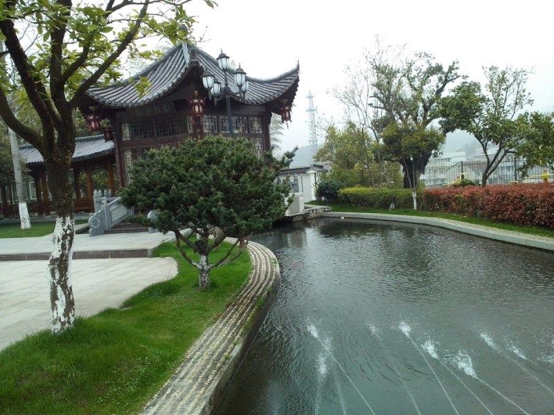 村書記違建數(shù)千平方米別墅花園