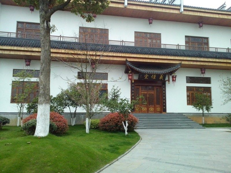 村書記違建數(shù)千平方米別墅花園