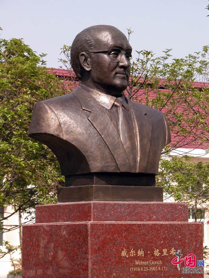 武汉市汉正街都市工业园内格里希先生铜像
