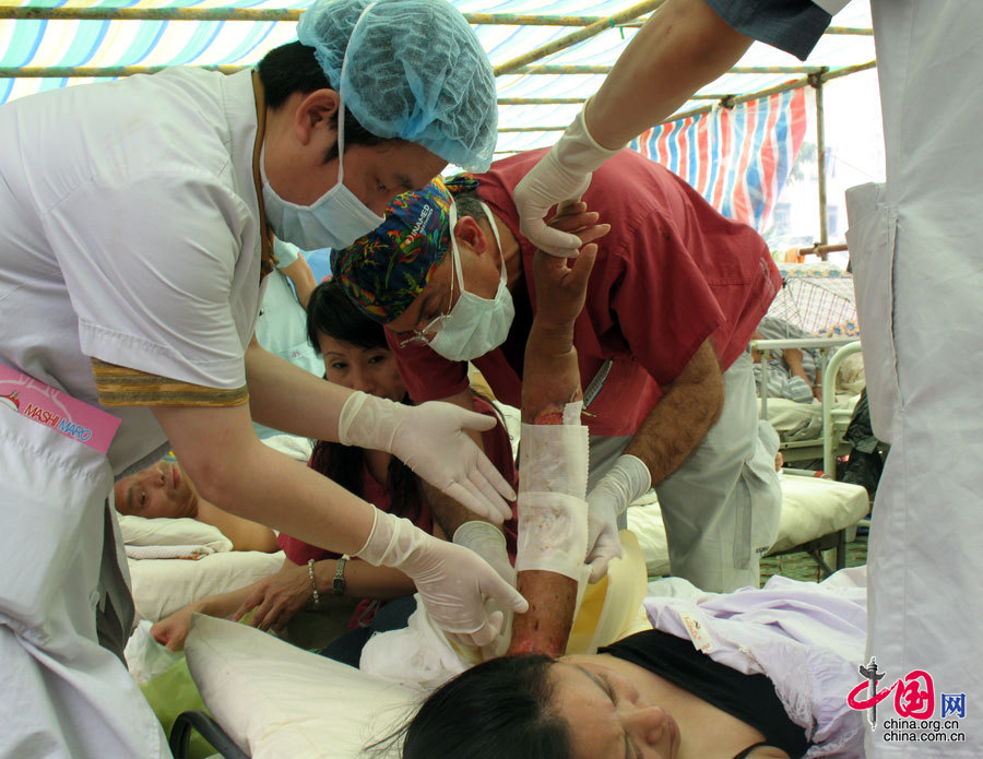 以色列醫療專家托帕茲在四川汶川地震災區救助傷者
