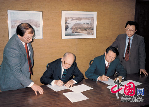 1985年，国务院办公厅外国专家局与美国英语学会在洛杉矶签订向中国派遣英语教师协议。