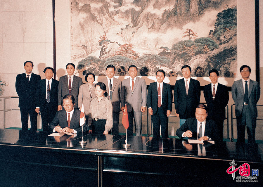 1990年5月，中国国际人才交流协会与日本富士通株式会社签署合作培训研修生协议，罗干（后排右五）、王（后排右六）出席签字仪式。