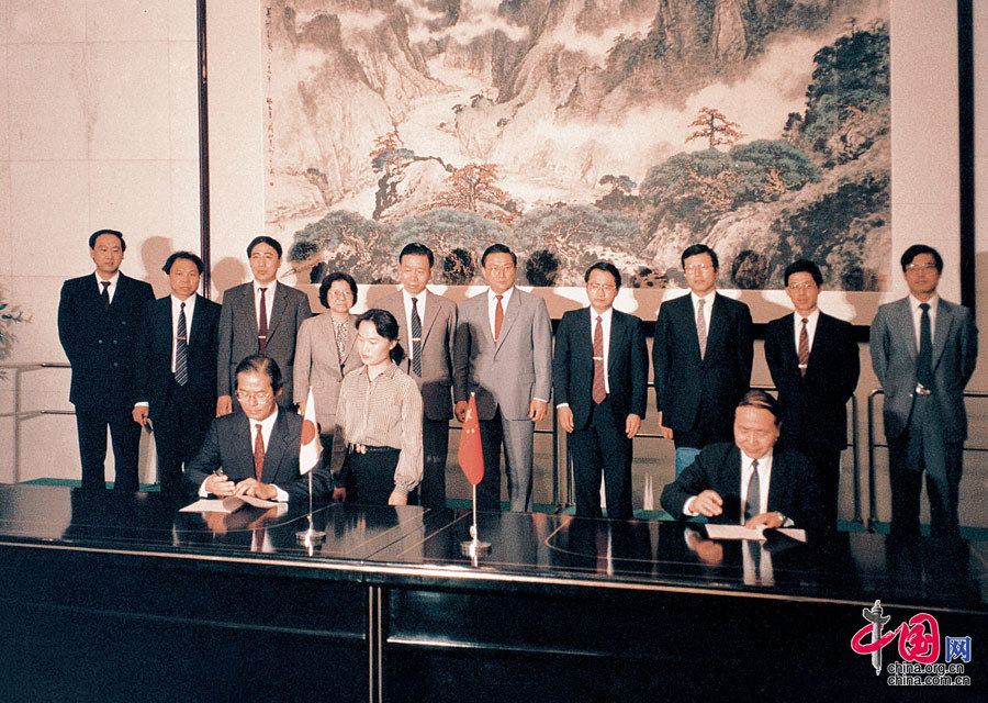 1990年5月，中國國際人才交流協(xié)會與日本富士通株式會社簽署合作培訓(xùn)研修生協(xié)議，羅干（后排右五）、王（后排右六）出席簽字儀式。