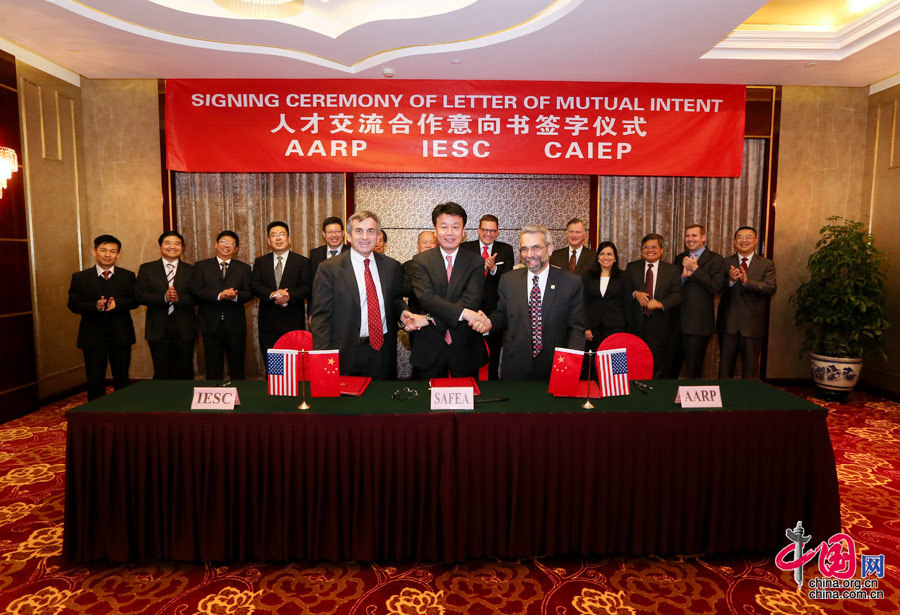 2013年11月4日，国家外国专家局、美国退休人员协会、美国国际经理人服务组织三方在京共同签署《人才交流合作意向书》。