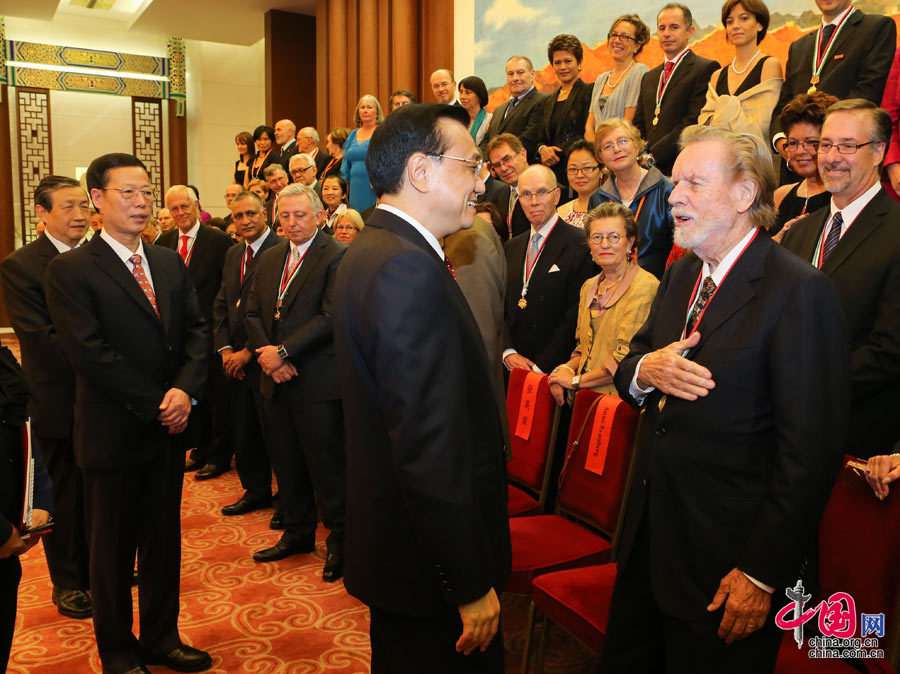 2013年9月30日，国务院总理李克强在人民大会堂亲切会见了荣获2013年度中国政府“友谊奖”的外国专家以及他们的亲属。