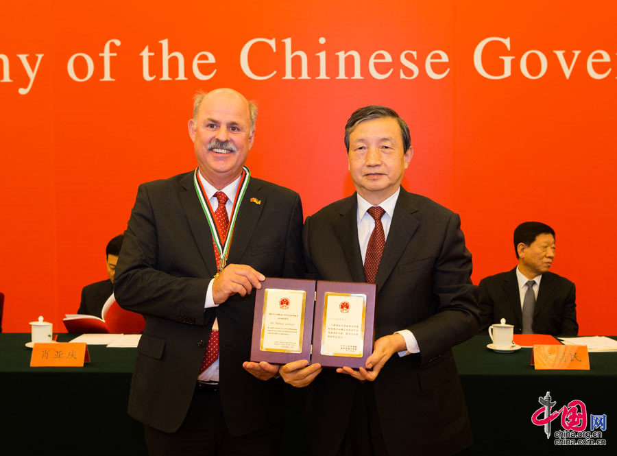 2013年中国政府“友谊奖”颁奖大会上，国务院副总理马凯向获奖专家颁奖。