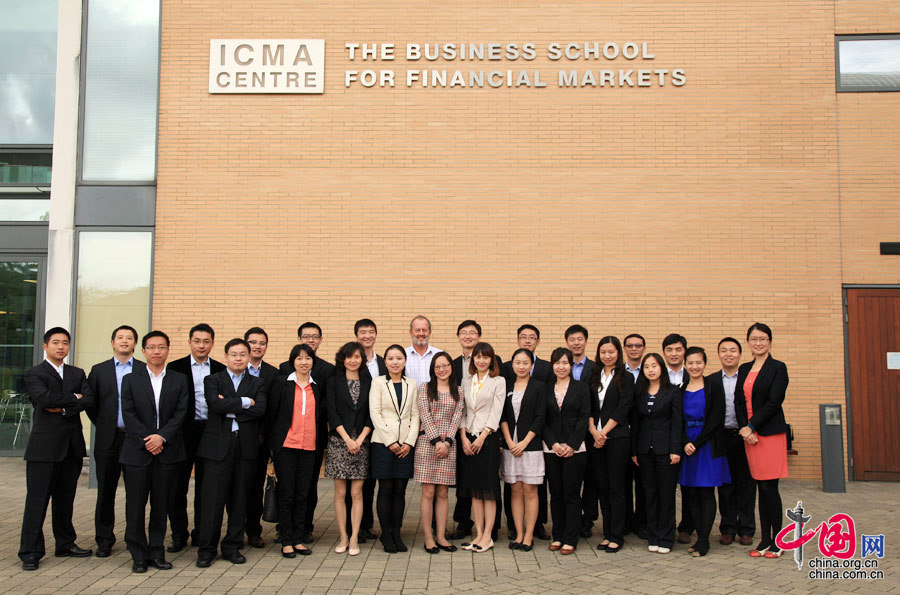 中国银行高级外汇交易员培训班全体学员在英国里丁大学ICMA（International Capital Market Association Centre）中心前合影