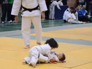 <em>小女孩柔道</em>对阵走红网路_ 视频中国