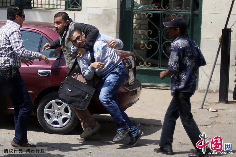 当地时间2014年4月9日，埃及开罗，穆兄会以及前总统穆罕默德·穆尔西的学生支持者们抗议军事和内政部长，并与警察和当地居民发生冲突。