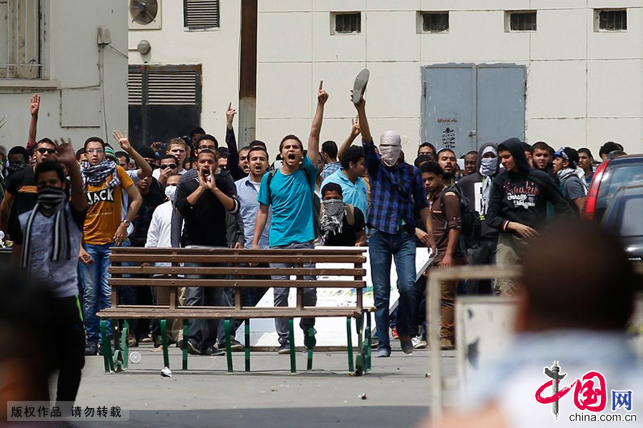 当地时间2014年4月9日，埃及开罗，穆兄会以及前总统穆罕默德·穆尔西的学生支持者们抗议军事和内政部长，并与警察和当地居民发生冲突。