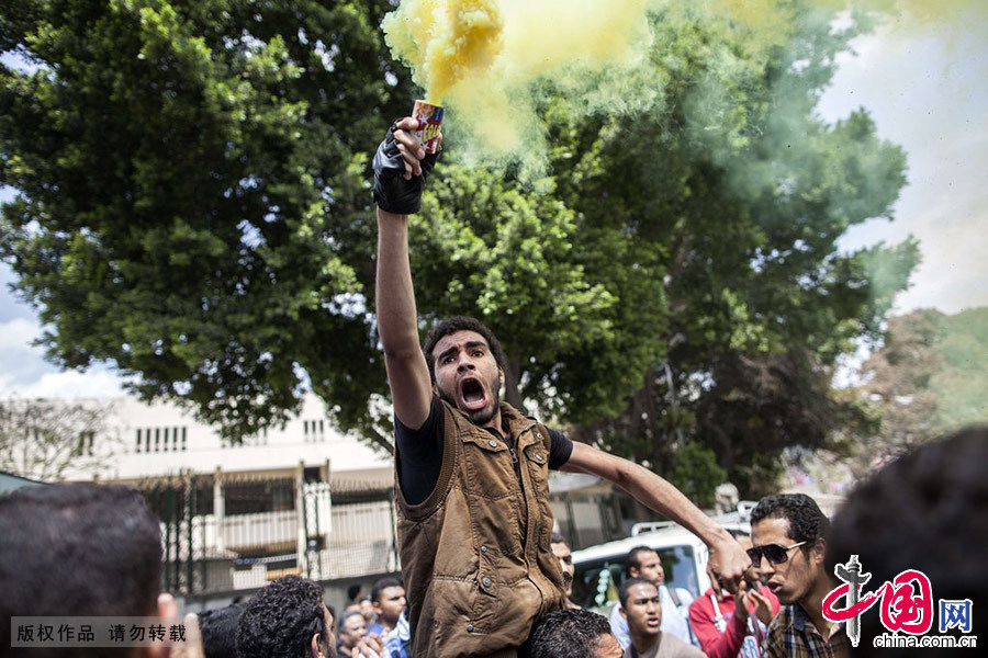 當地時間2014年4月9日，埃及開羅，穆兄會以及前總統穆罕默德·穆爾西的學生支援者們抗議軍事和內政部長，並與警察和當地居民發生衝突。