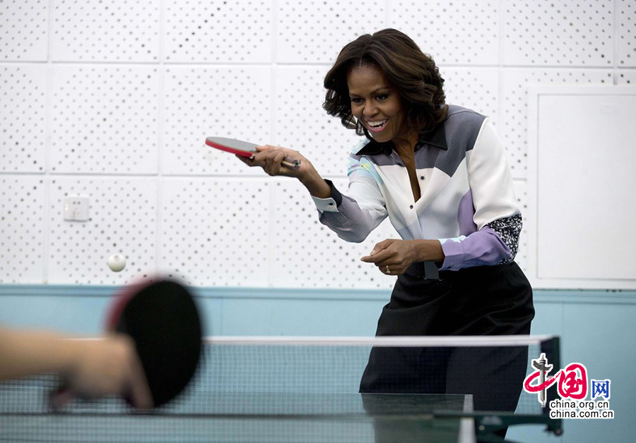 乒乓外交+夫人外交：2014年3月21日上午，美国总统奥巴马夫人米歇尔·奥巴马在参观北师大二附中时打起乒乓球。