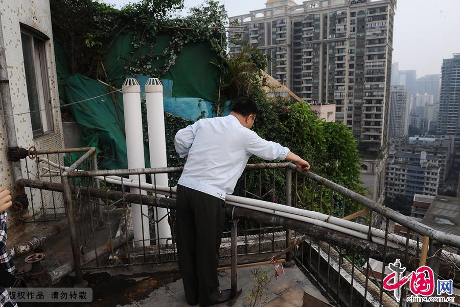 2014年4月10日，广州林和东路海棠阁小区东座顶层3层楼被业主搭建成“原始森林”，疑似违章建筑。海棠阁楼顶违建被绿色植物覆盖着，远远就能看到。图片作者:广州日报/CFP