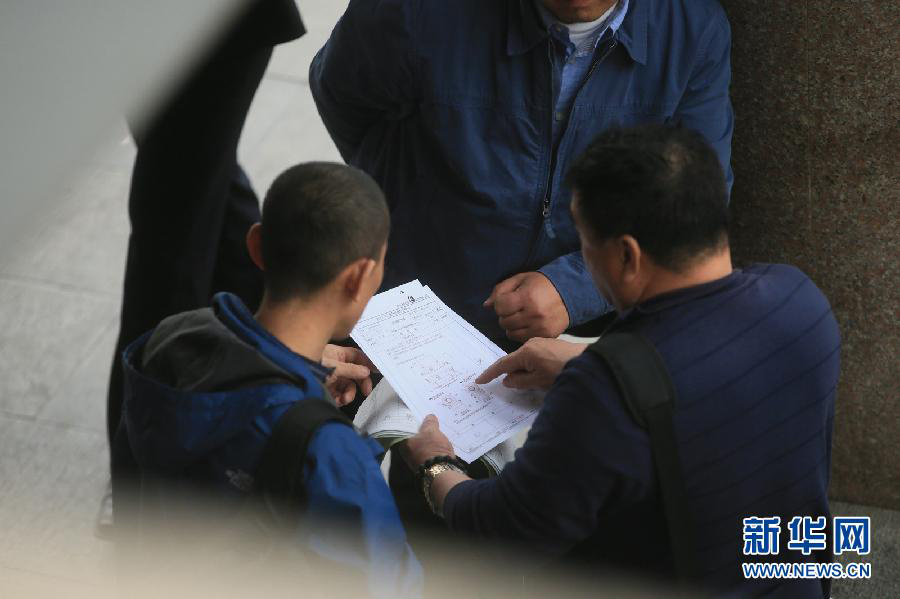 北京一飞机坠毁 飞行员1死1伤
