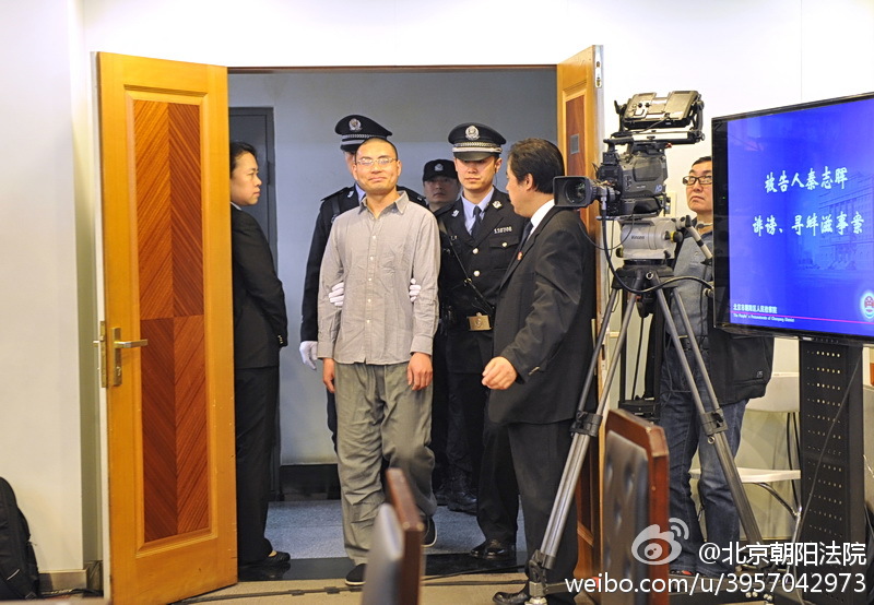 8時58分，身著便裝的被告人秦志暉被法警帶入法庭。