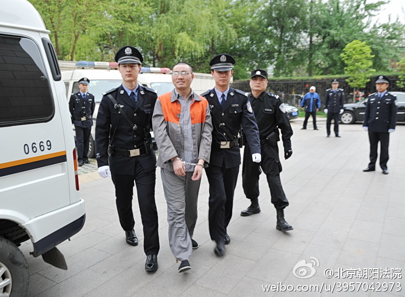 8時05分，被告人秦志暉已提押至法院候審。