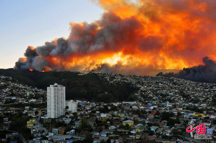 當地時間2014年4月12日，智利瓦爾帕萊索，聖地亞哥西部瓦爾帕萊索港市發生火災，100多所房屋被焚燒，政府發出紅色警告。圖片來源：cfp 