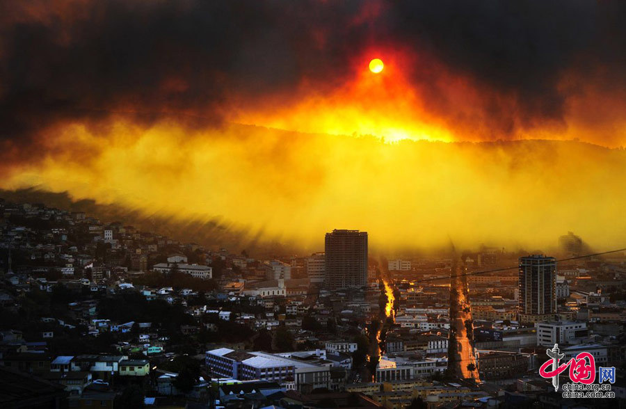 当地时间2014年4月12日，智利瓦尔帕莱索，圣地亚哥西部瓦尔帕莱索港市发生火灾，100多所房屋被焚烧，政府发出红色警告。图片来源：cfp 