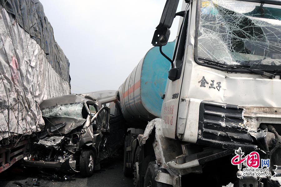 宁洛高速河南周口段13辆车相撞 致2死11伤