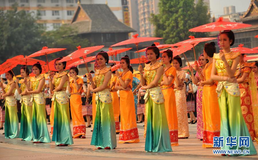 雲南西雙版納萬人跳傘舞 刷新世界紀錄